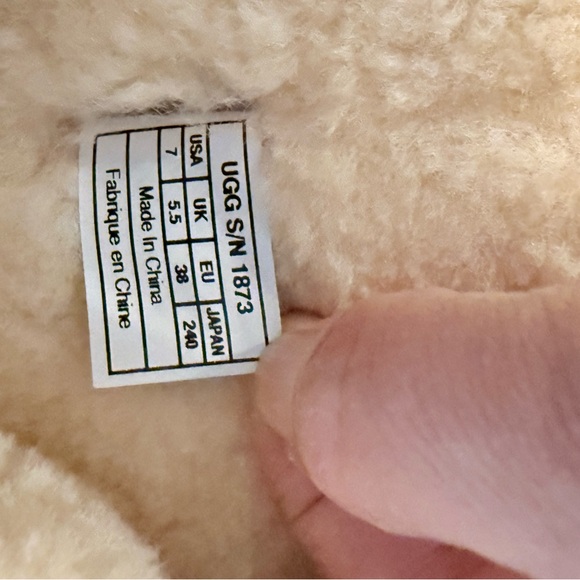 Ugg Boots W Bailey Button Triplet 1873 W/san Size 7 Women’s. Excellent condition - Picture 4 of 6